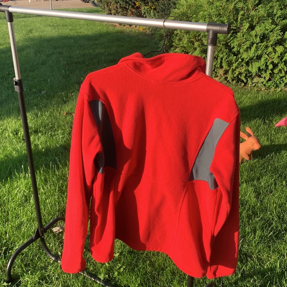 Sharp in red - Picture 3 of 4